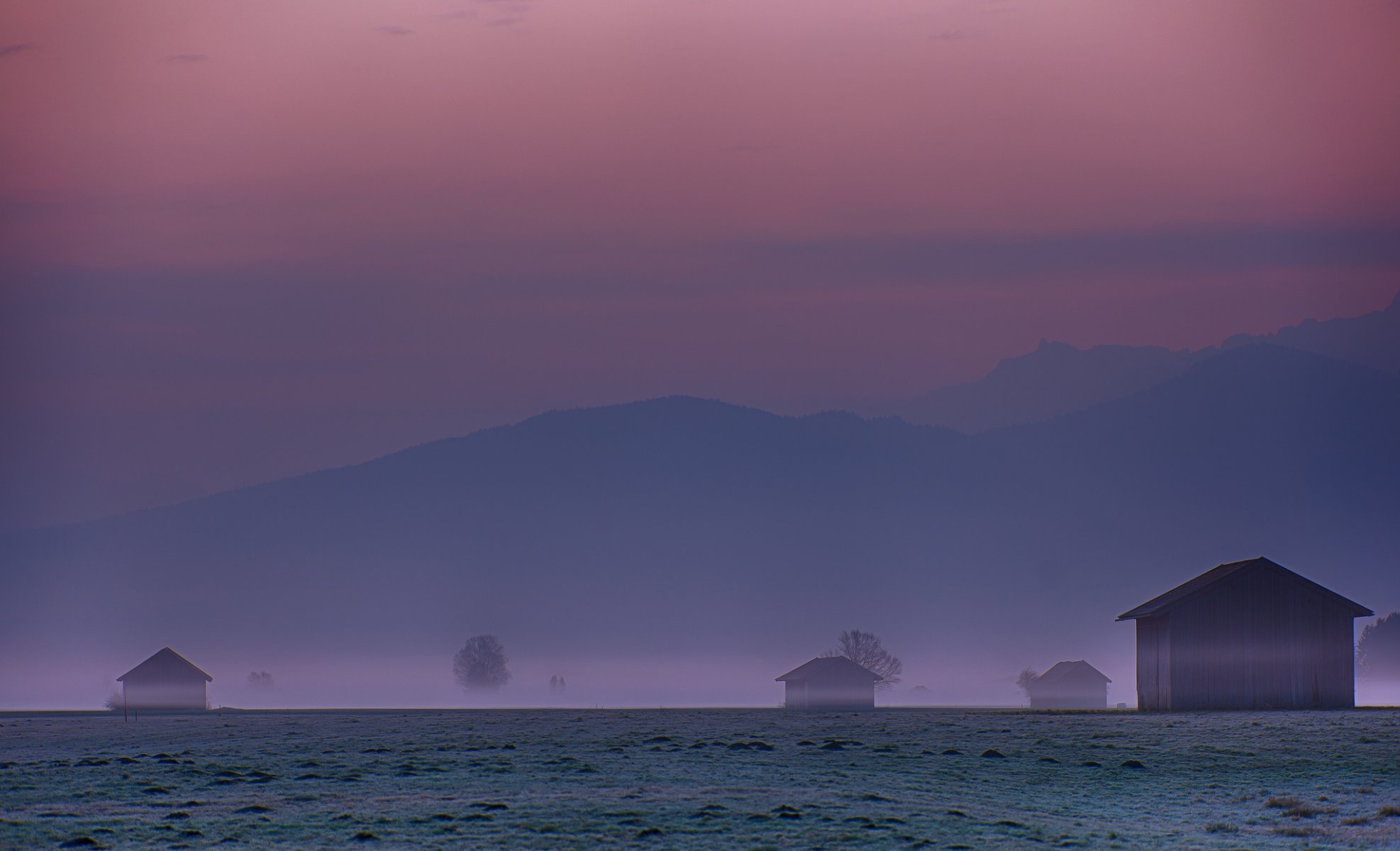 deutschland bayern karwendel alpen berge lichtung hügel bäume häuser dunst nebel karmesinrot himmel vor sonnenaufgang morgen