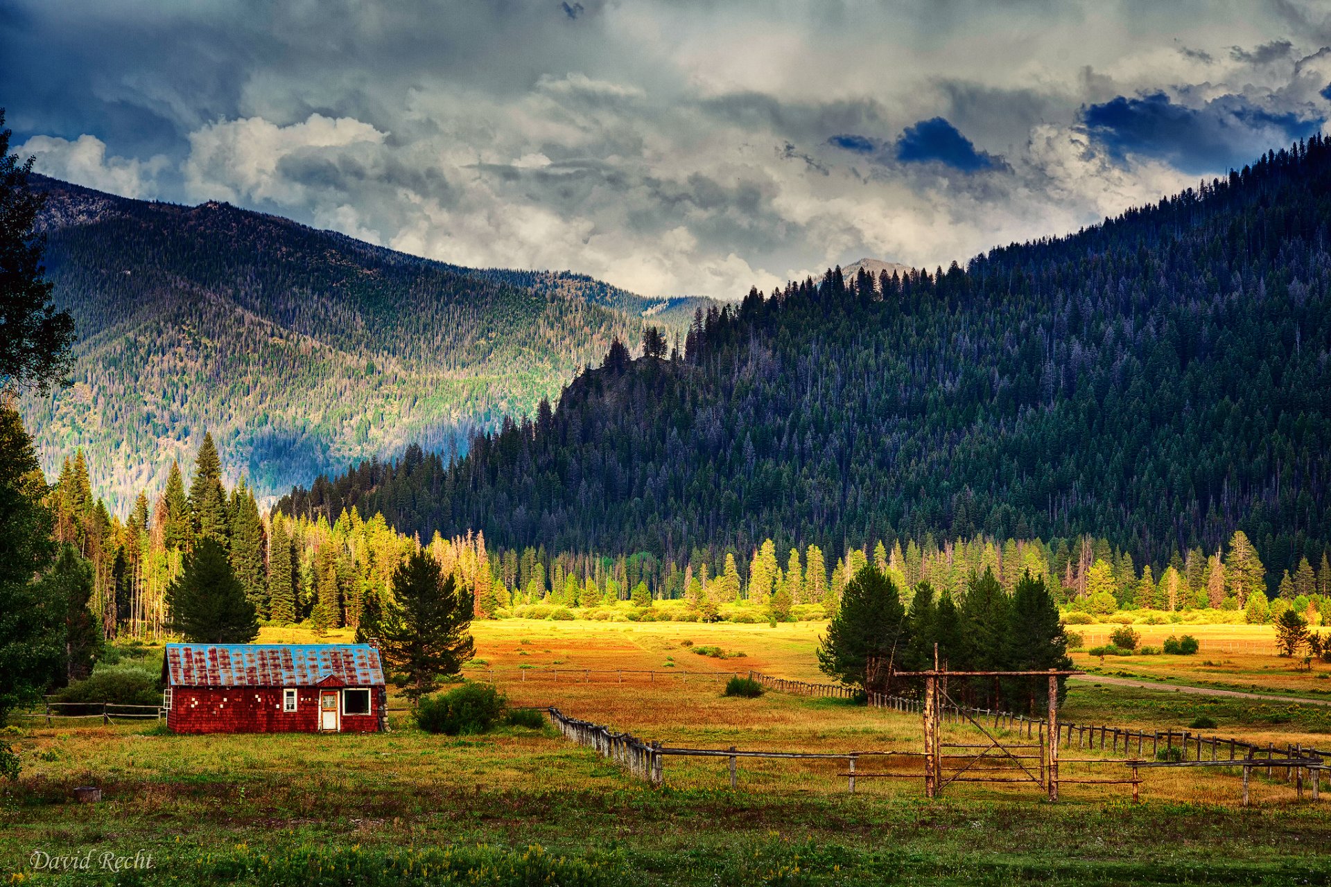 ciel nuages montagnes forêt épinette champ lumière maison