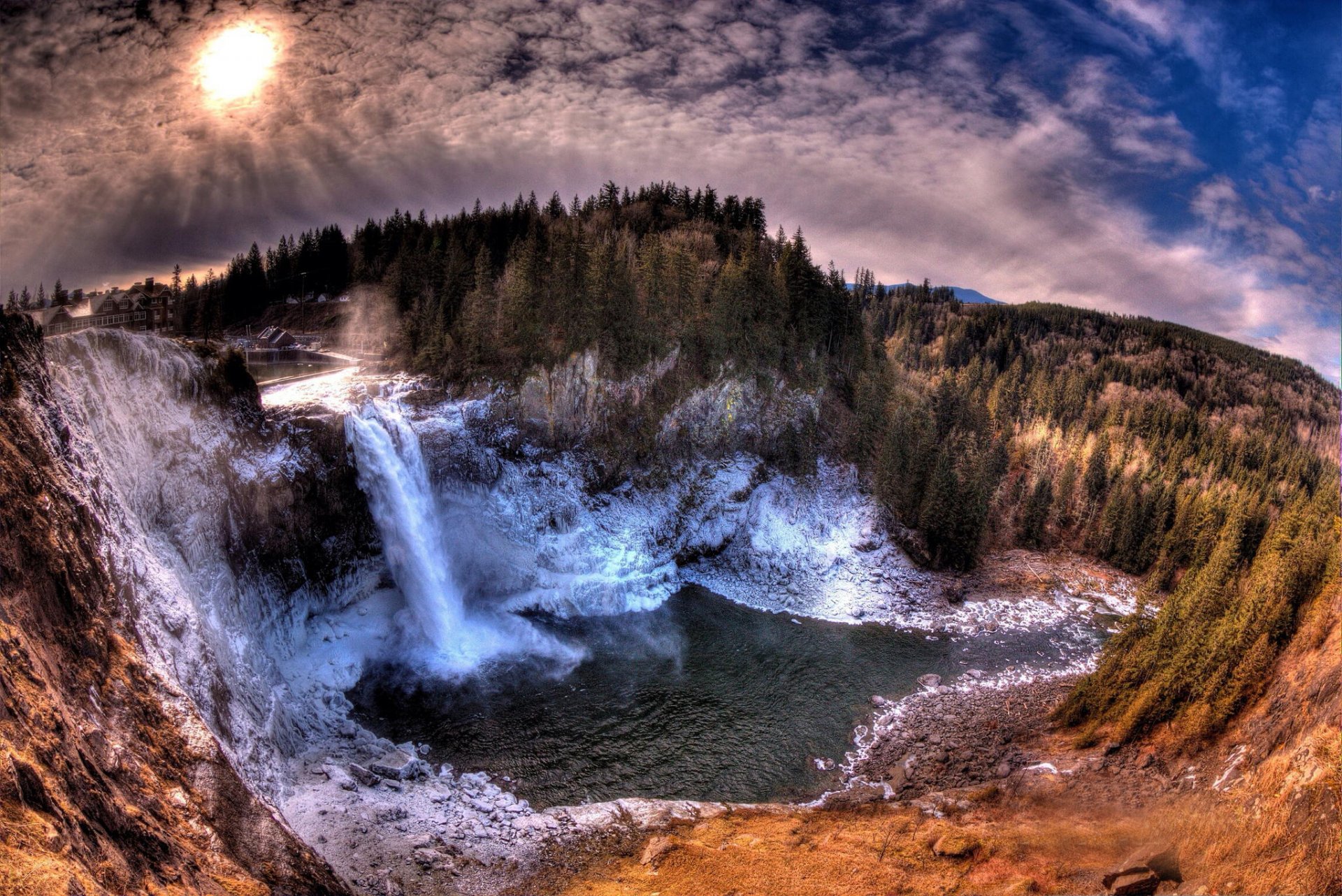 cascada piedras árboles sol frío nubes ☁