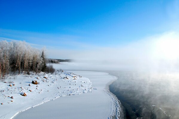 Lago congelado en la niebla