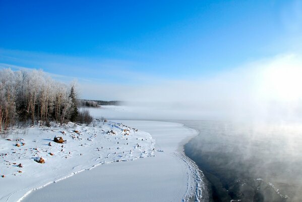 Lac gelé dans le brouillard