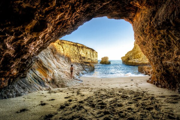 Geheimnisvolle Grotte zum Paradiesstrand