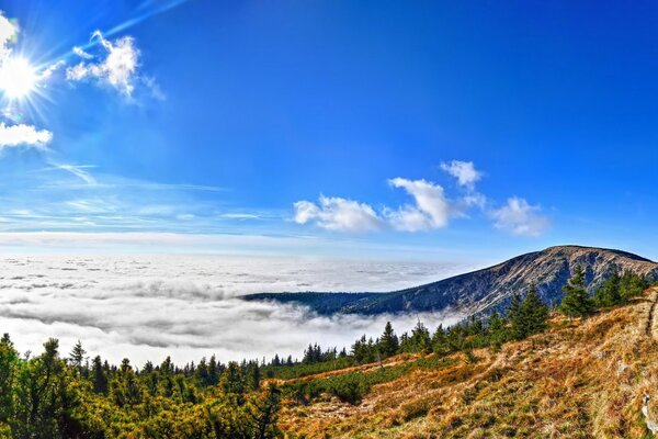 Sonne über dem Tschechischen Nationalpark mit Blick auf die Berge