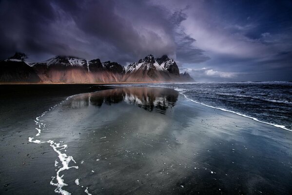 Czarny piasek na plaży Islandii