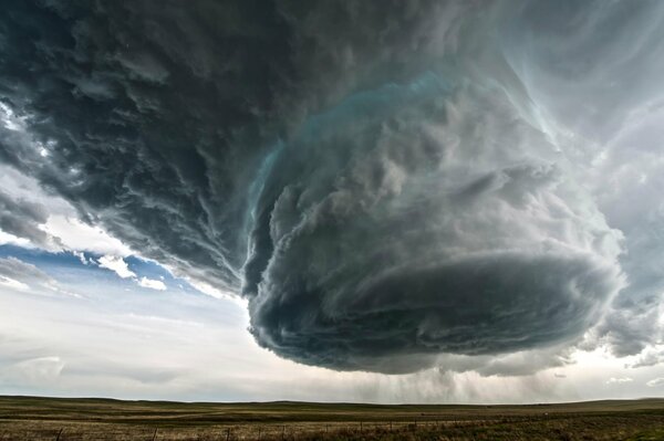 Ouragan sur le terrain. Effrayant beau