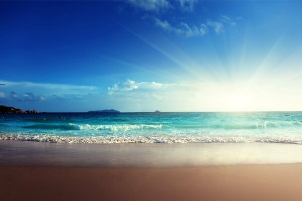 Playa Esmeralda cerca del océano bajo el sol