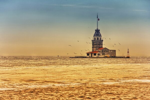 Torre della fanciulla nello stretto del Bosforo