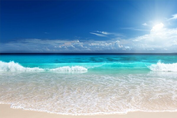 Luminoso mare blu-smeraldo e spiaggia sabbiosa