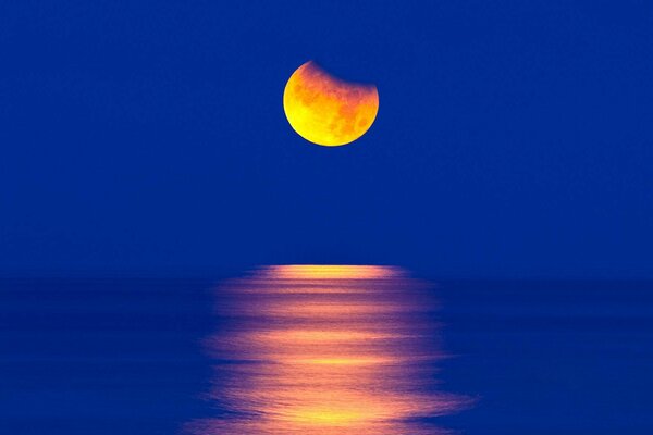 Luna brillante en el cielo de color electricista