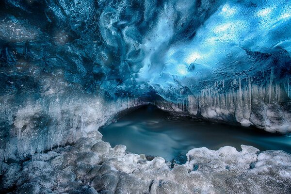 Un glacier dans la neige ressemble à un tunnel dans un autre monde