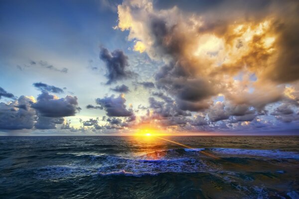 Le soleil au coucher du soleil se reflète dans la mer