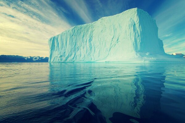 Iceberg solitario nel ghiaccio nell oceano