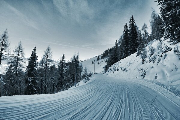 The road through the snow-covered hills