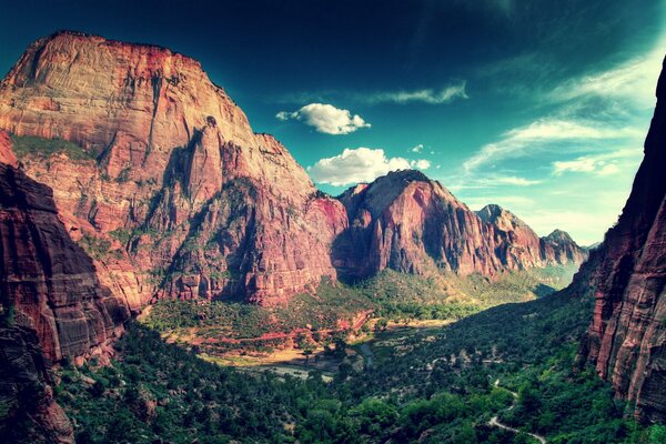 Montañas poderosas en la naturaleza