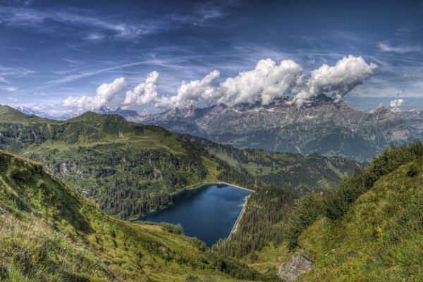 Beau paysage. montagnes et lac