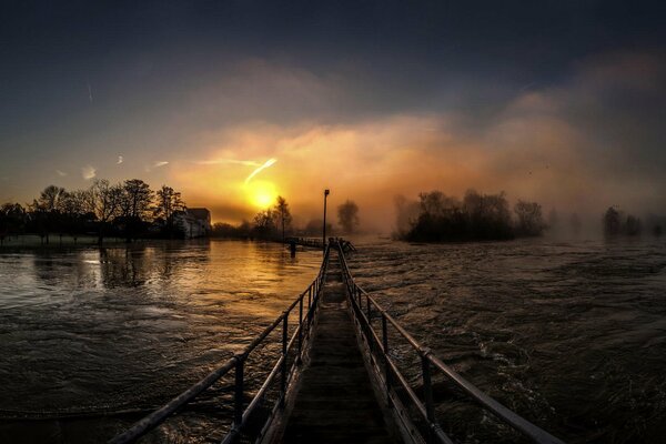 Alba sul ponte del fiume