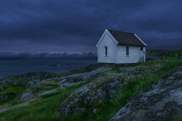 A house on the lake shore