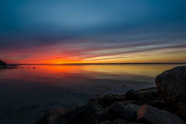 Increíble puesta de sol en el mar Báltico