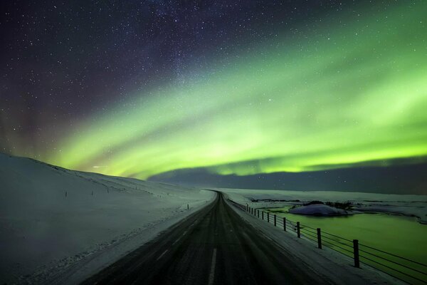 Aurora boreal en el cielo nocturno