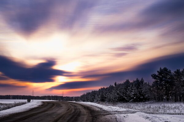 Coucher de soleil fantastique et route d hiver