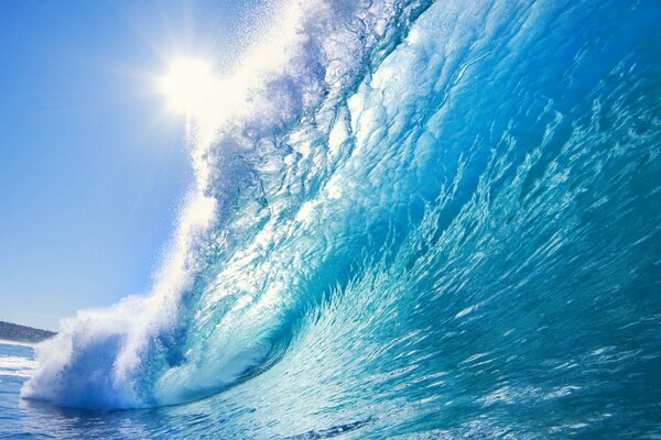 Attrape la vague. Vague bleue et soleil brillant