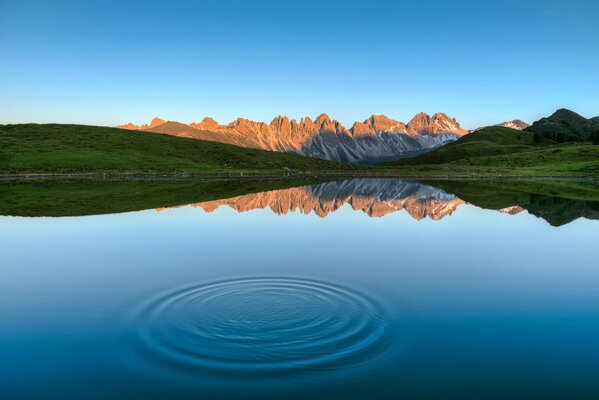 Hermoso lago de montaña Tirol