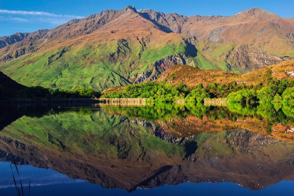 Riflessione delle montagne a Diamond Lake in Nuova Zelanda