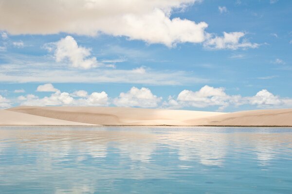 Dünen in Brasilien und Wasser