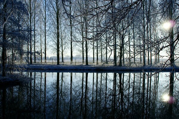 Reflection of the sun in a winter lake