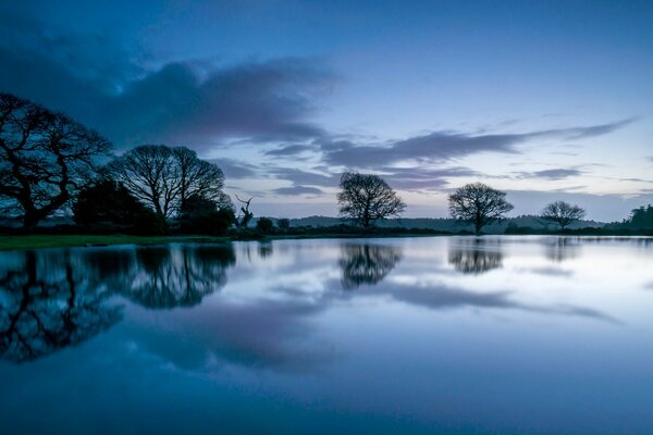 Reflet du bleu de l aube dans la rivière