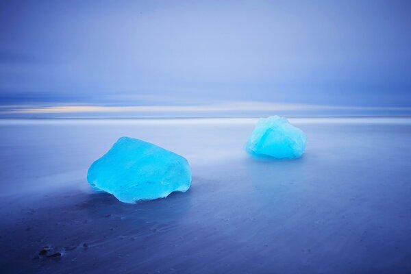 Morceaux de glace bleue