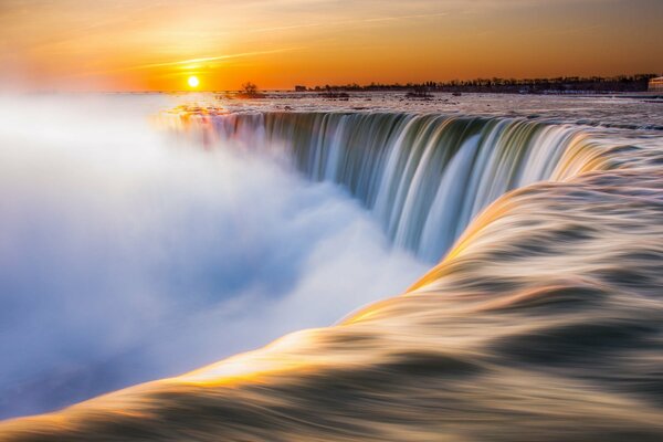 Ниагарский водопад в лучах рассветного солнца зимним утром