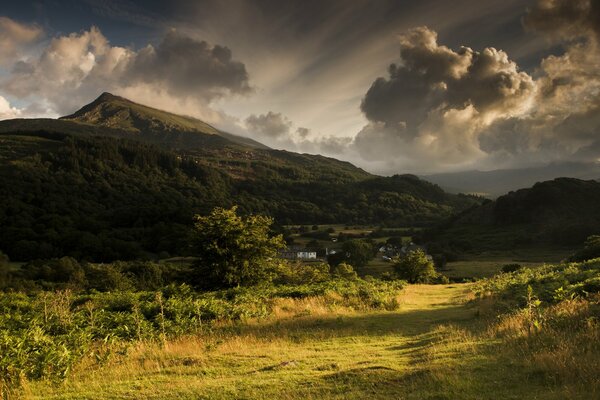 Valle di montagna con nuvole volumetriche