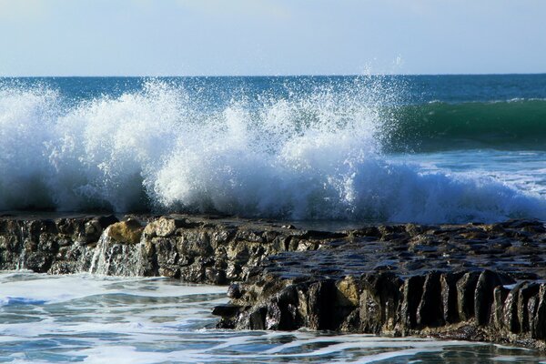 Onde che battono su rocce taglienti