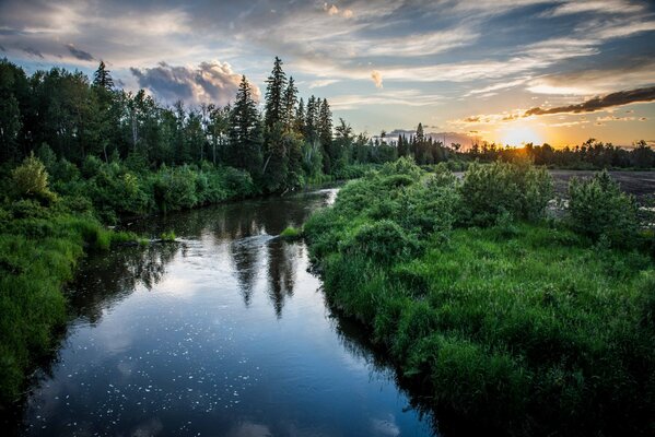 Beau coucher de soleil sur une rivière tranquille