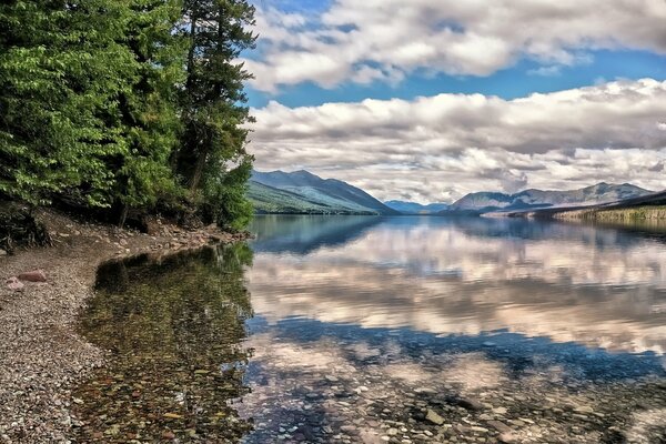 Montagnes dans le reflet du lac