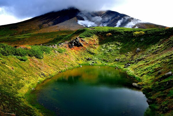 Ein See in einer Schlucht. Chinesische Landschaften