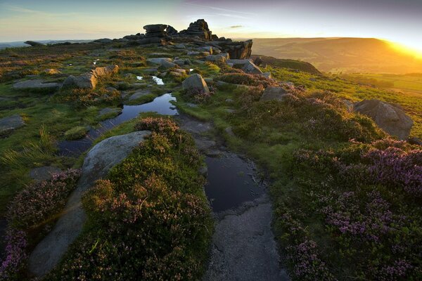 Felsige Landschaft vor Sonnenuntergang Hintergrund