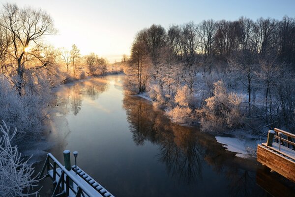Schweizer Wintermorgen in der Nähe des Flusses