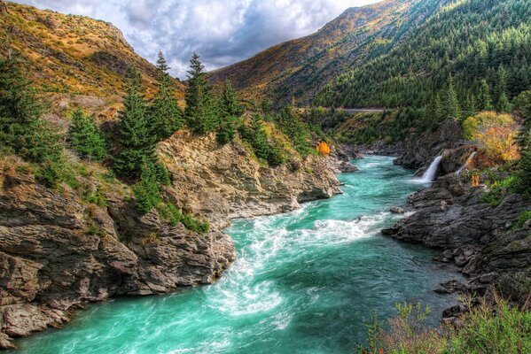 Unglaubliche Wasserfarbe im neuseeländischen Gebirgsfluss