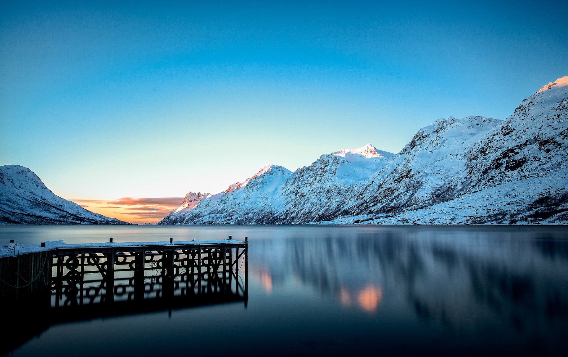 Красивый вид на озеро горы зима