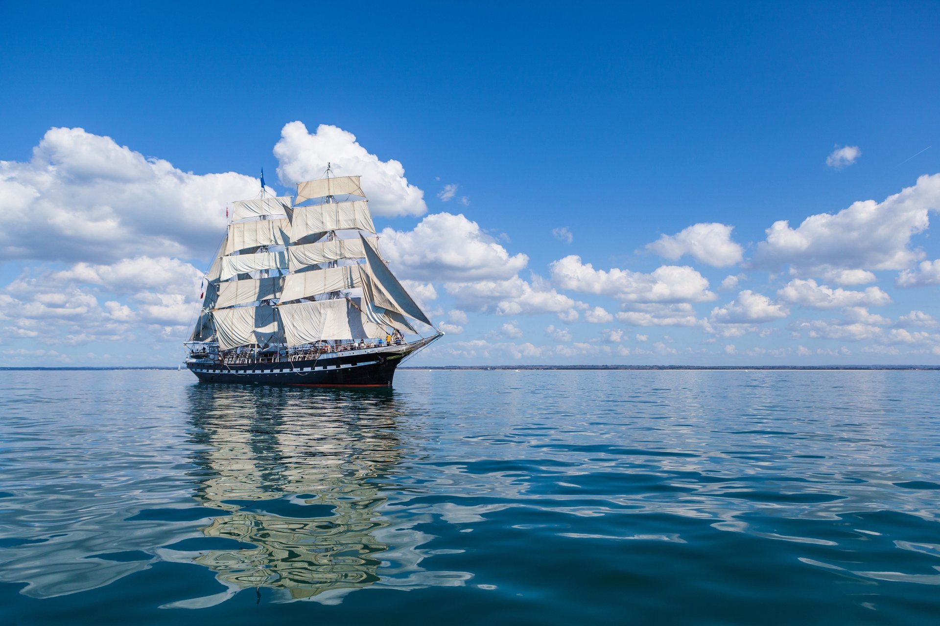 море корабль паруса облака отражение