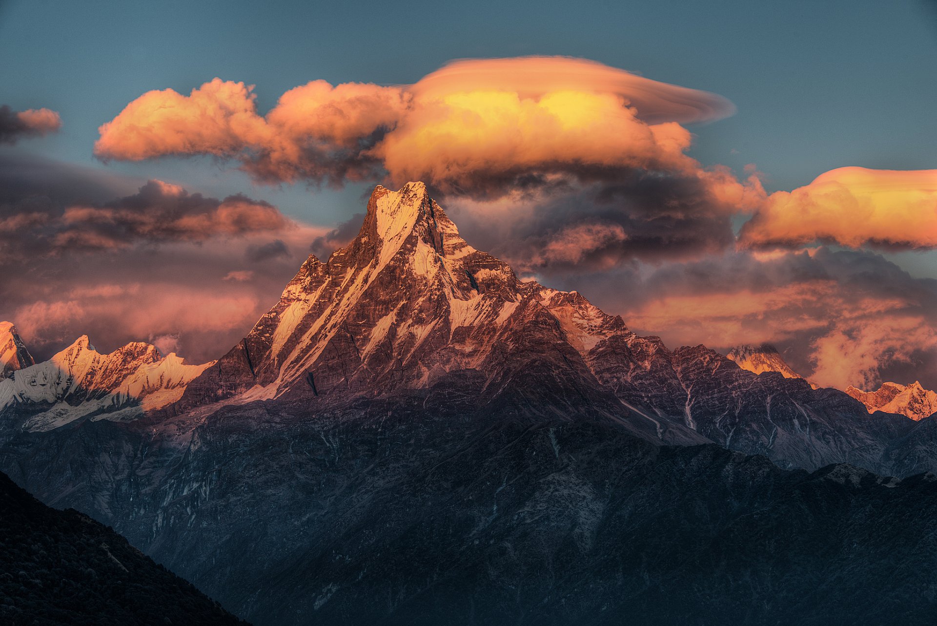 montañas nepal cumbre cresta pico nieve puesta de sol nubes