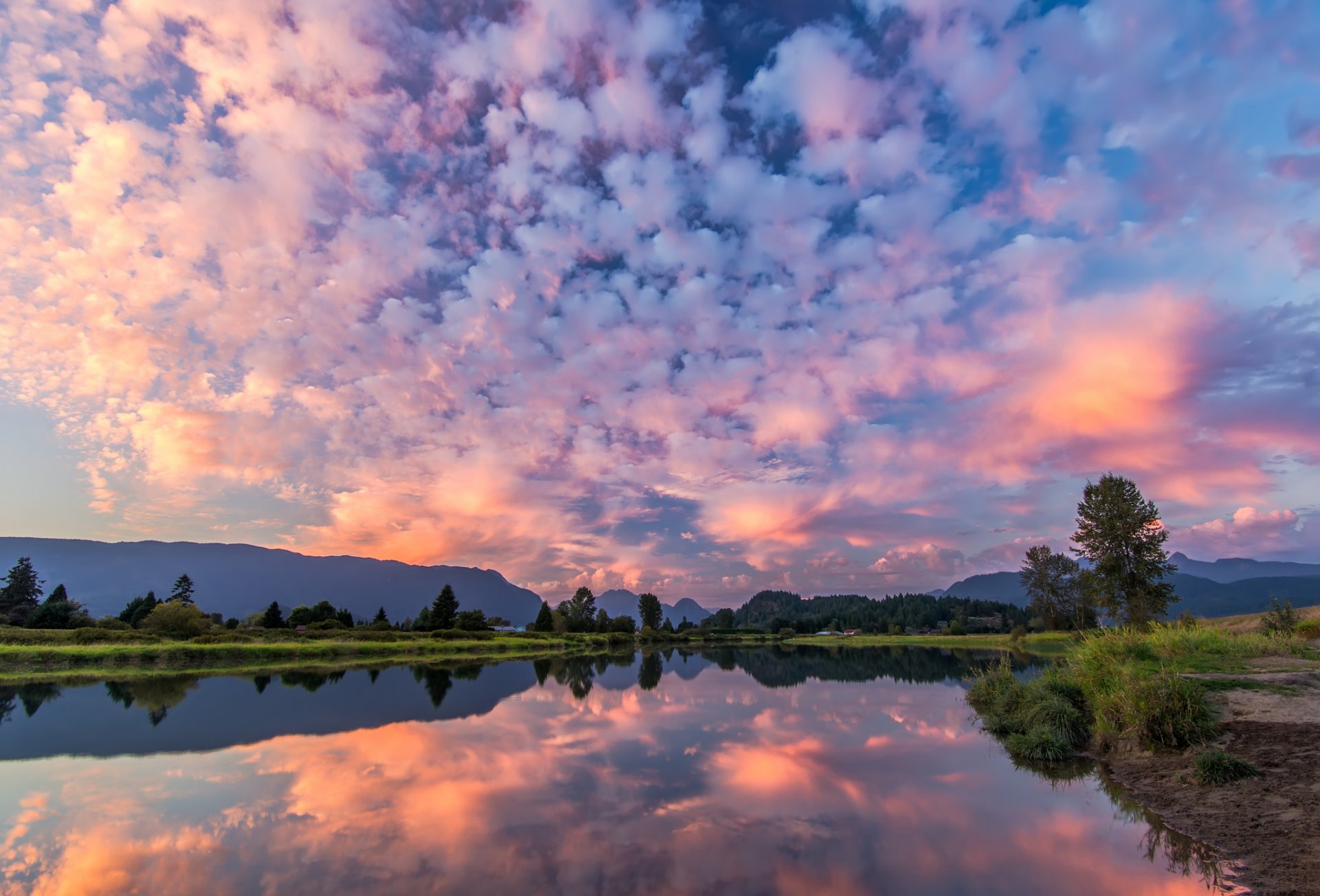 amanecer lago cielo nubes montañas