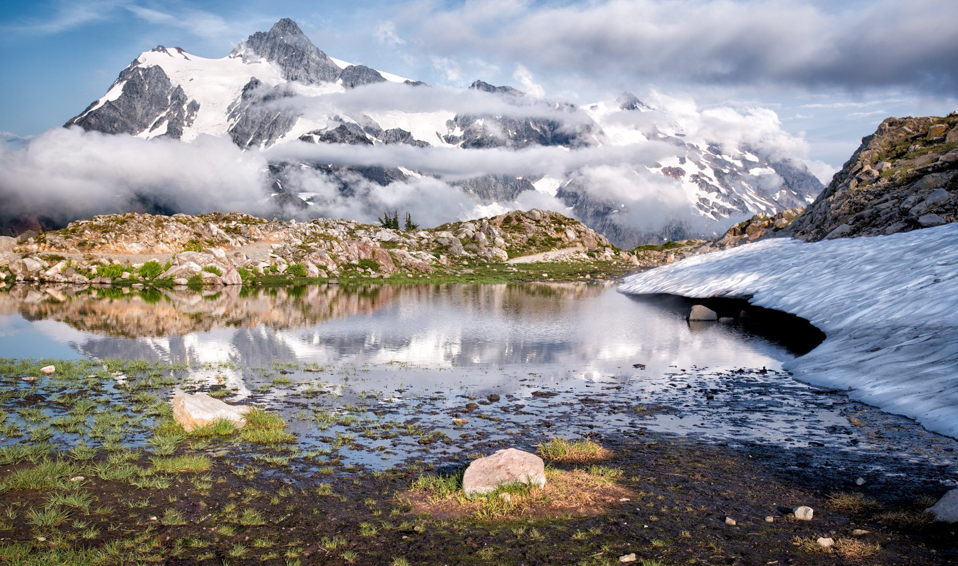 montañas nubes rocas nieve derretimiento