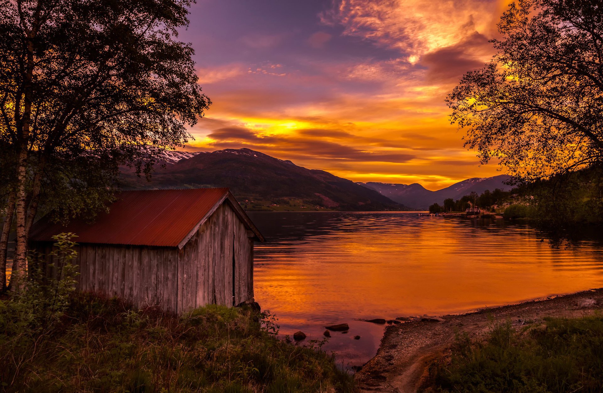 noruega lago puesta de sol