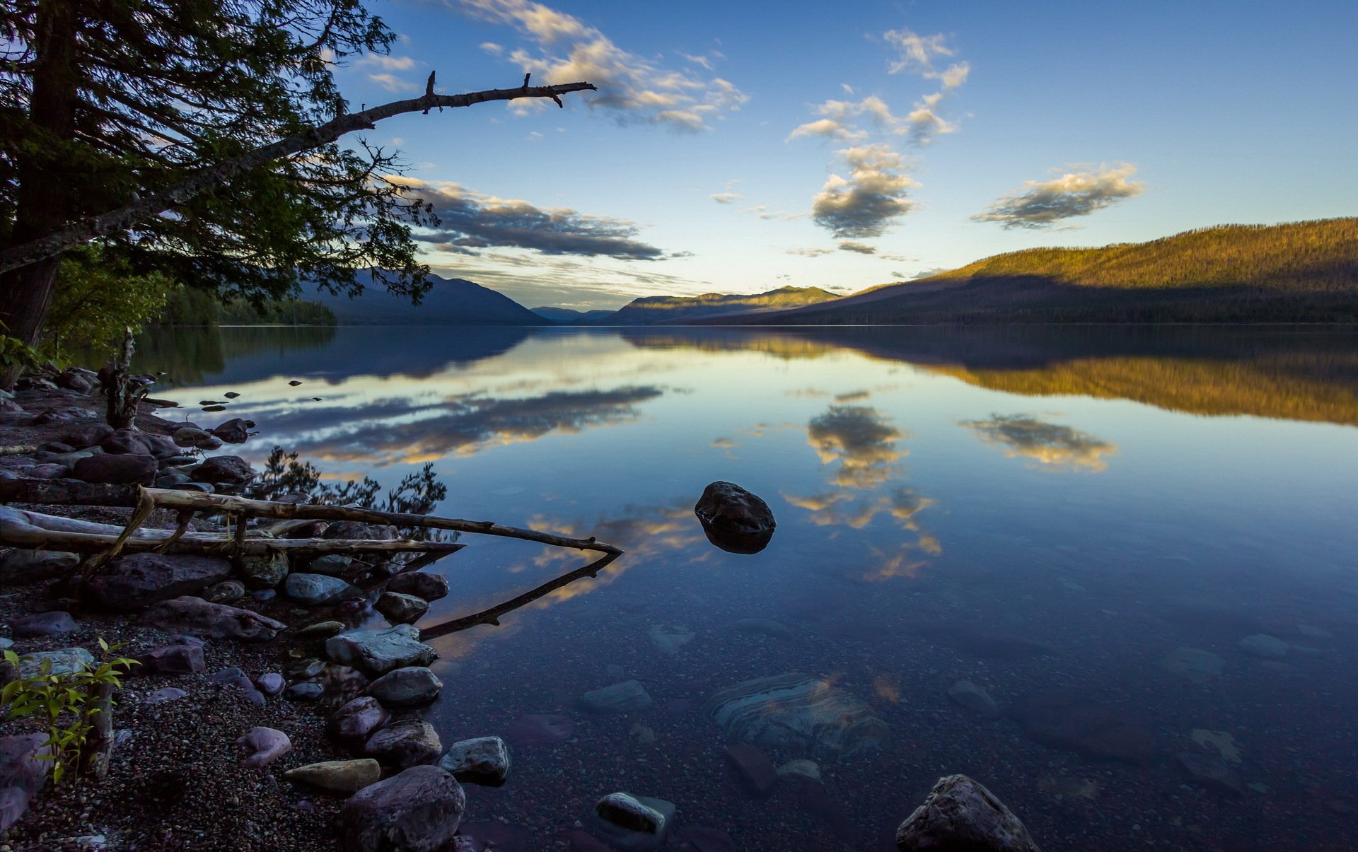 estate sera colline lago pietre trasparenza alberi riflessione