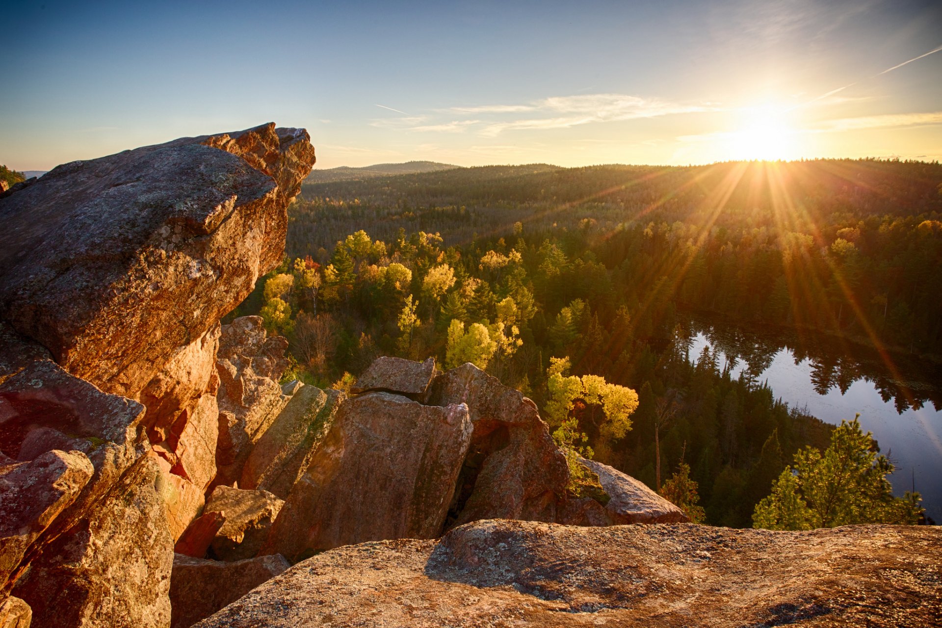 forêt rivière roches matin soleil rayons