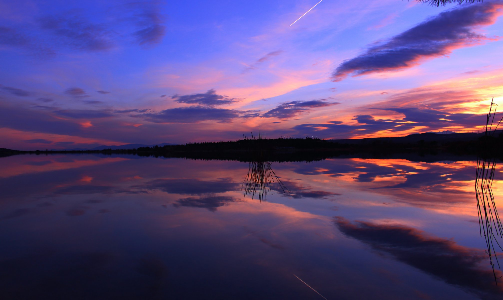 lago tarde puesta de sol reflexión