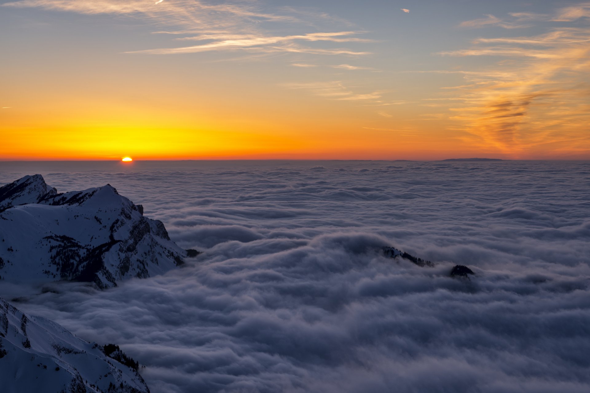 altitud montañas nubes puesta de sol sol